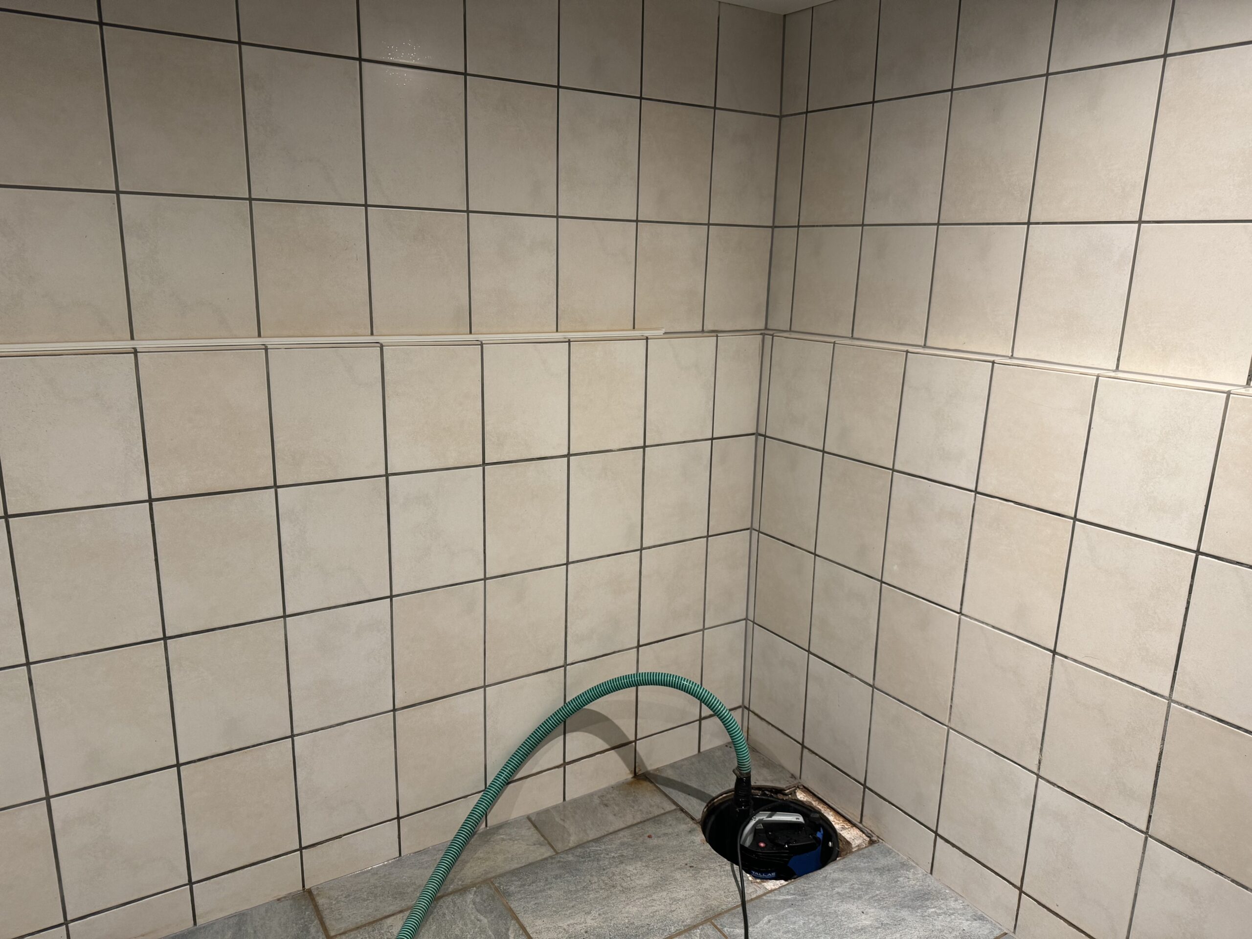 Keldervloer waterdicht maken 5 Permanente dompelpomp in kelder scaled